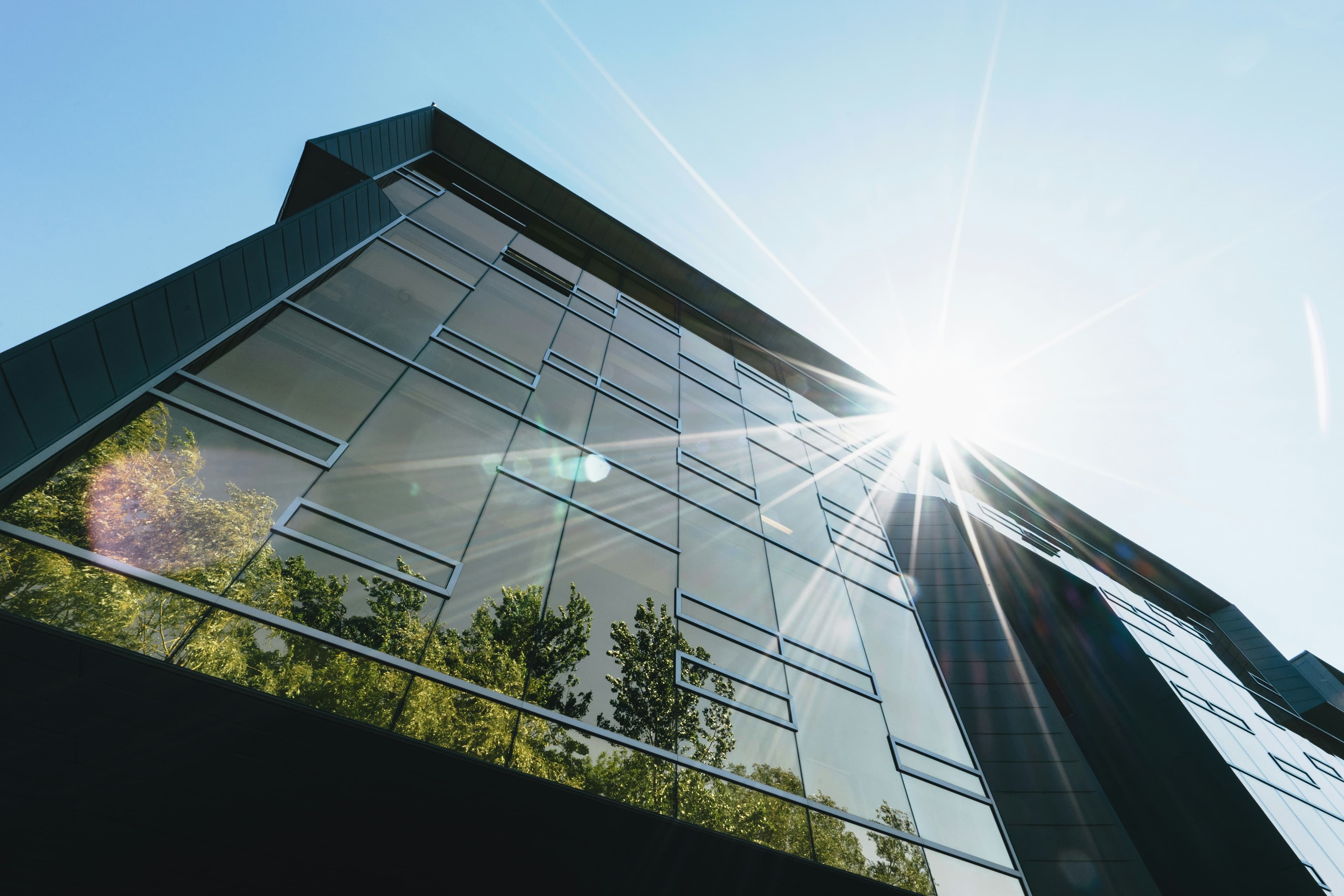 Immeuble tertiaire aux façades vitrées équipées de films solaires